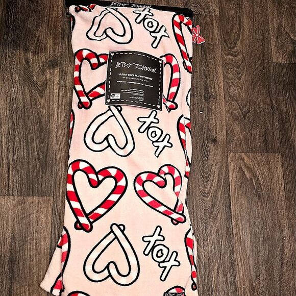 Betsey Johnson XOX Candy Cane Hearts Ultra Soft Plush Throw Blanket - Picture 3 of 7